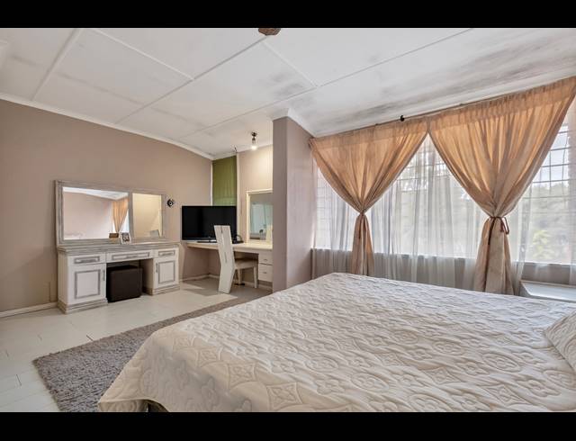 2 BEDROOM TOWNHOUSE FOR SALE IN WINDSOR WEST